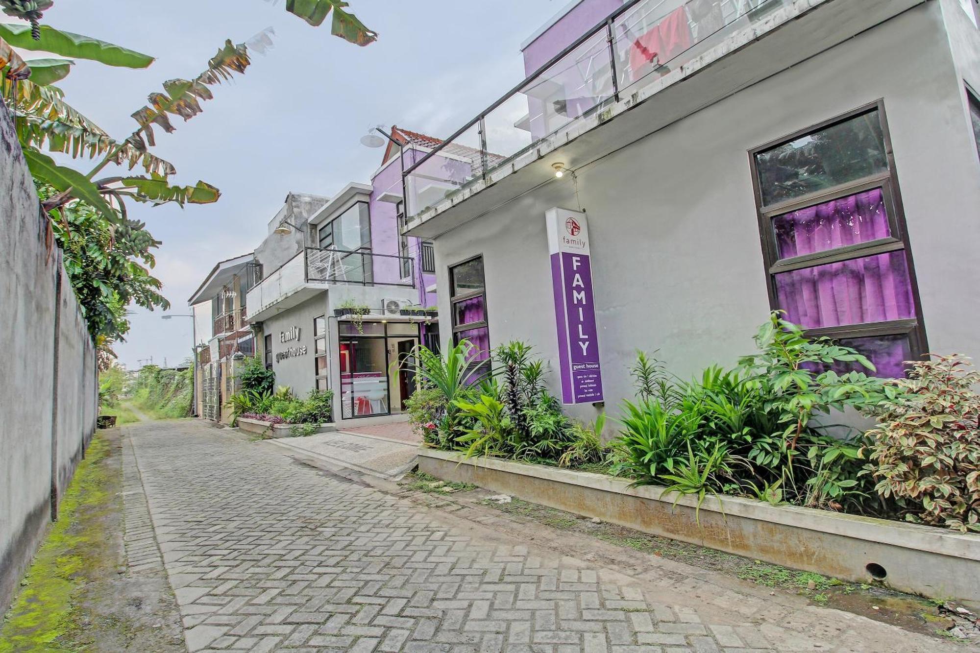 Super Oyo 91202 Family Guest House Syariah Tulungagung Exterior photo