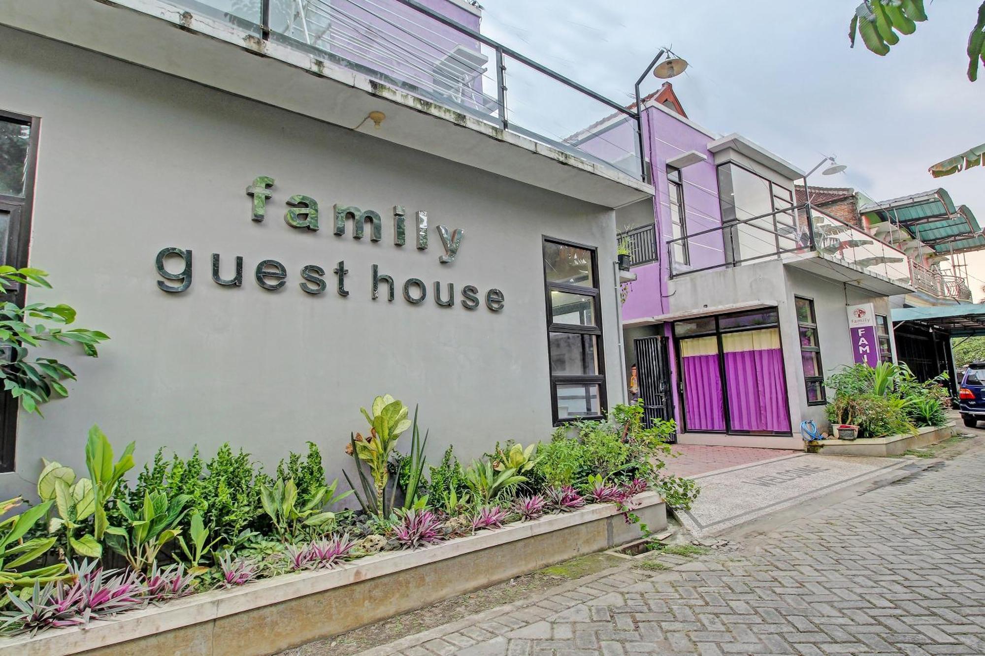 Super Oyo 91202 Family Guest House Syariah Tulungagung Exterior photo
